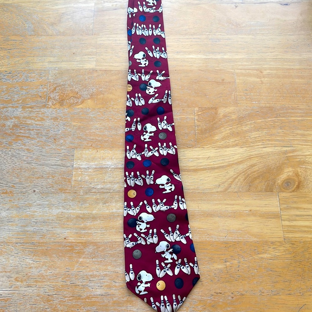 Snoopy vintage bowling 🎳 silk tie wow in amazing clean new cond wow 🤩